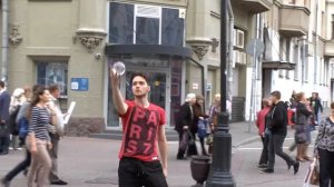 Жонглер стеклянными шарами.Цирковое искусство