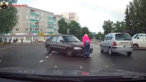 Приколы на дороге Пьяные и тупые бабы за рулём 'Авто приколы'