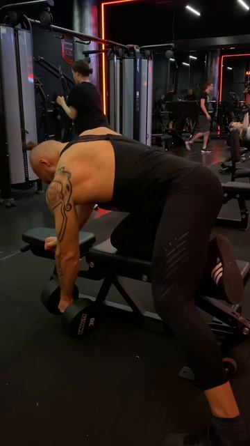 Тяга гантели по 1 руке с упором (Спина) смотреть онлайн