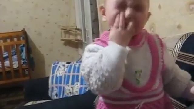 Ребенок ест лук   приколы с детьми