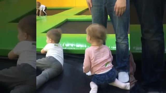 Папа с мальчиком и девочкой сыном и дочкой играют на б?