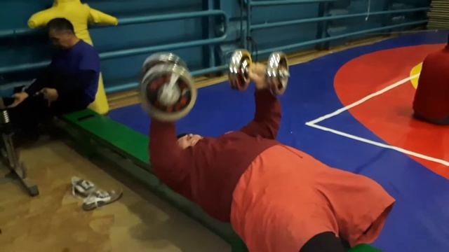 Развод лежа гантелями. ЗКО Azon смотреть онлайн