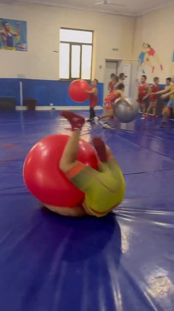 Как быстро научить детей вставать на ноги. Отличное уп смотреть онлайн