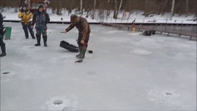 Открытие рыбалки со льда на Нижнем. Поимки форели на а? смотреть онлайн