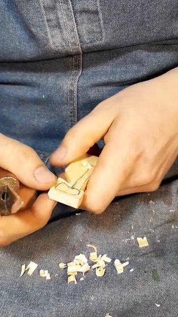 Доделываю топор из дерева #резьбаподереву #woodworking #руч? смотреть онлайн