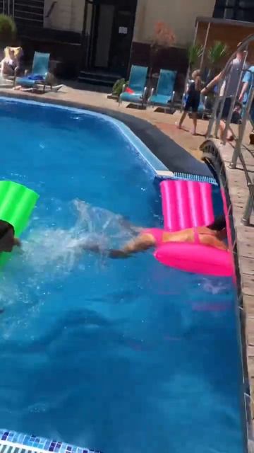 Как сжечь лишнее калории в бассейне? Девочки смогли! #м смотреть онлайн