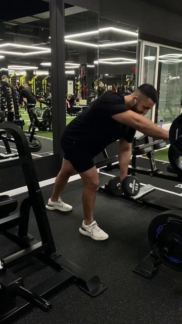 Продолжаем качать и усиливать спину. Тяга гантели в на смотреть онлайн