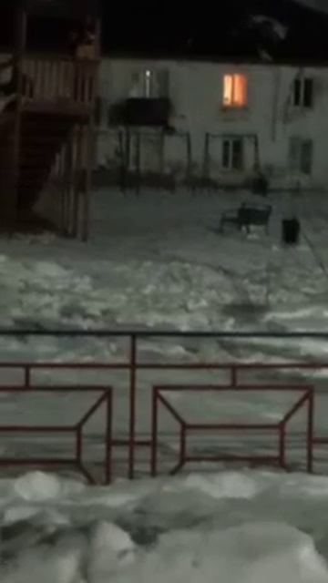 Женщина недовольна состоянием детской площадки в Ели?