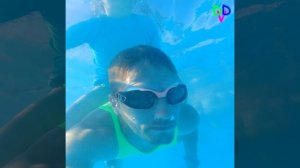 Купаемся  В АКВАПАРКЕ папа переплывает бассейн с Диан?