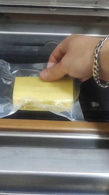 Упаковка сыра в вакуумном упаковщике Gamma