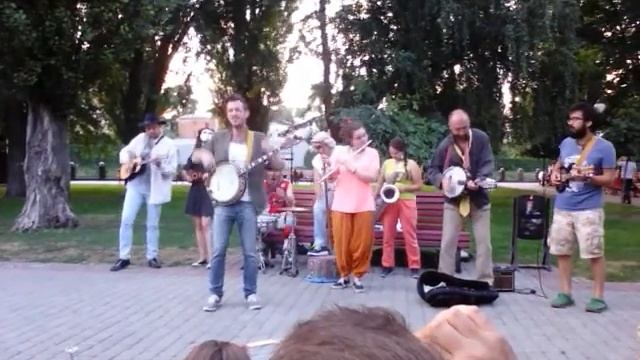 Уличный оркестр на набережной.