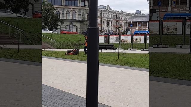 Дворник косит газонокосилкой траву на газоне. Саратов смотреть онлайн