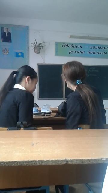 КАК ДЕВОЧКИ ЕДЯТ НА УРОКЕ БЕЗПАЛЕВНО смотреть онлайн