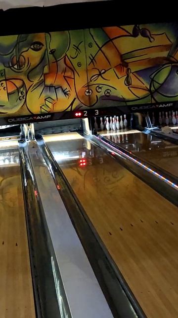 Подкрутили блогеру в боулинге #shorts #serpmonn #боулинг смотреть онлайн