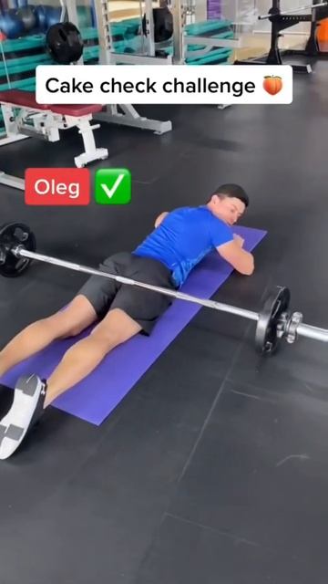 У КОГО ПОПА БОЛЬШЕ? 😏 #shorts смотреть онлайн