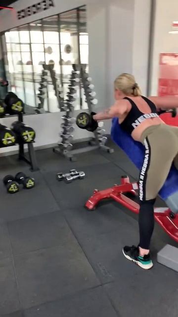 Разведение гантелей в стороны в наклоне на скамье смотреть онлайн