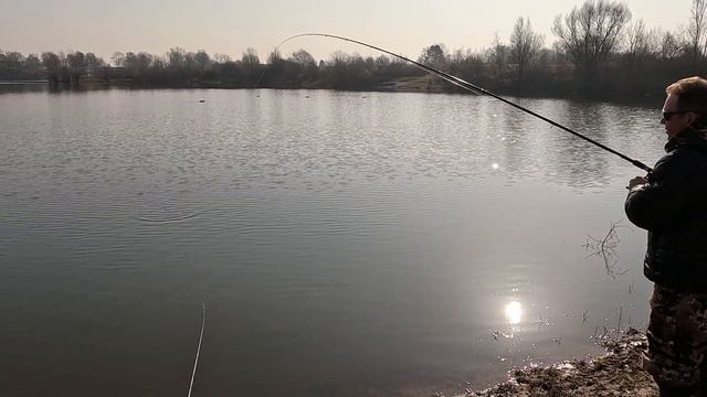 Белая рыба просыпается!Фидер на чеснок. смотреть онлайн