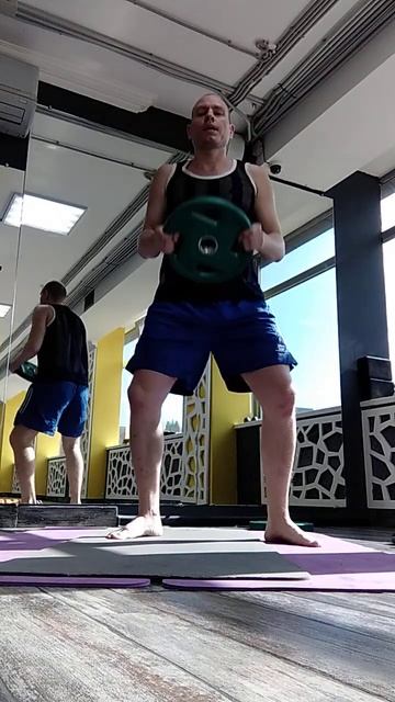 Жим блина над головой. Приседания с блином. Фитнес Сил? смотреть онлайн