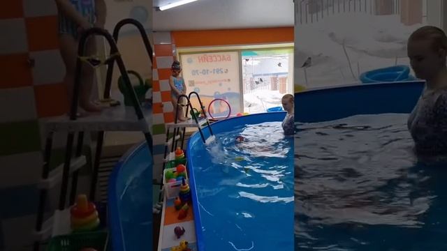 Занятие плаванием с тренером и двумя детьми. Двойняшк? смотреть онлайн