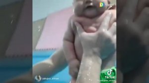 Младенец плавает в бассейне 👍🥰🐥