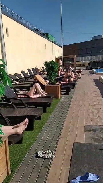 Солнечный день в бассейне смотреть онлайн