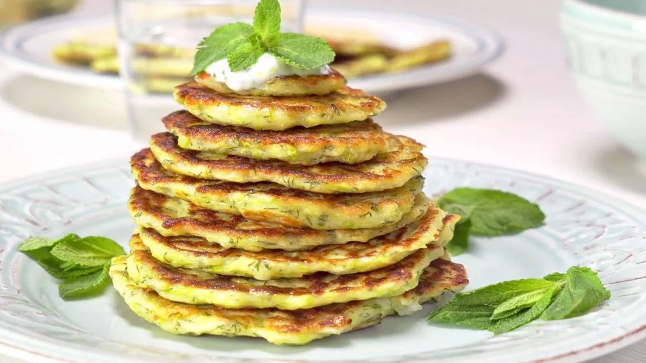 ОЛАДЬИ ИЗ КАБАЧКОВ. Вкусные и полезные КАБАЧКОВЫЕ ОЛАДЬИ ЗА 25 МИНУТ. Быстрый и простой рецепт.