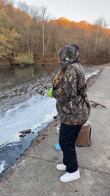 November’s fishing. Женщина на рыбалке. смотреть онлайн