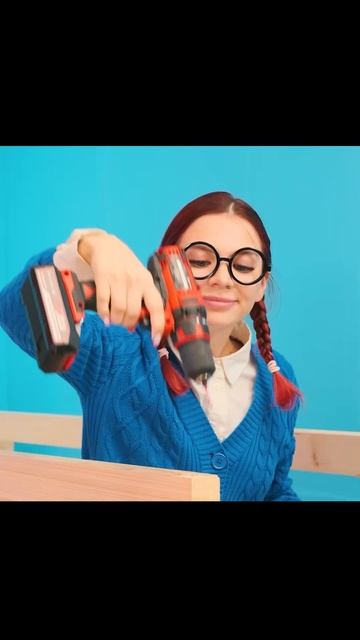 девушка с отверткой смотреть онлайн