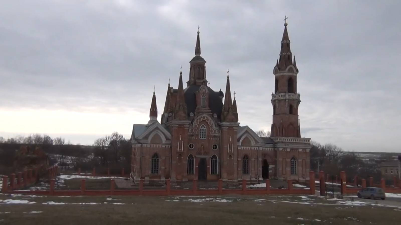 Полуразрушенная башня, часовня и церковь в готическом стиле в селе Вешаловка смотреть онлайн