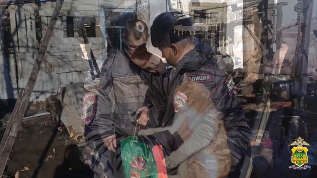 В Краснодарском крае полицейский спас женщину и её до? смотреть онлайн