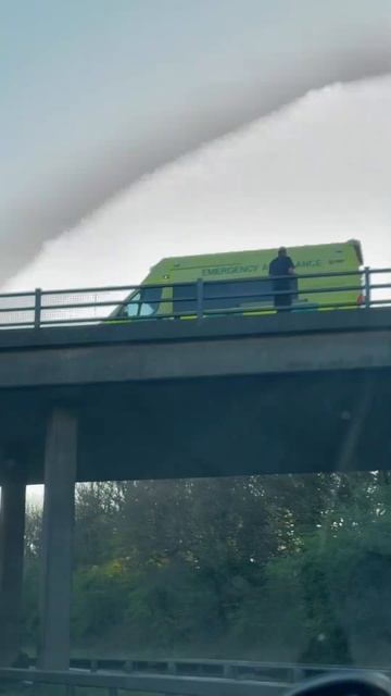 Врачи скорой помощи помогают спасти жизнь 🇬🇧 смотреть онлайн