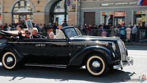 Парад ретро-техники на Невском проспекте в Санкт-Петербурге в День Победы 2025