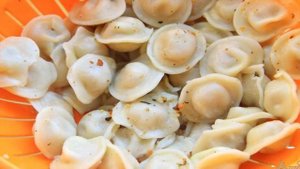 Пельмени, запеченные в омлете с сыром и зеленью