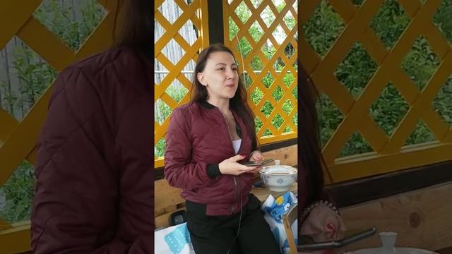 Красивая девчонка поёт песню маме смотреть онлайн