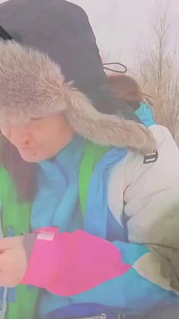 Зимняя рыбалка женскими руками в глухозимье.Клюёт🔥? смотреть онлайн