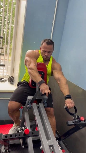 Тяга к поясу одной рукой, жестокий тренажер 🙂 смотреть онлайн