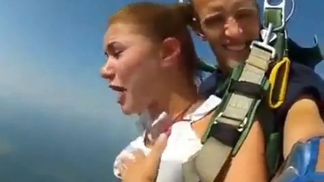 Девушка прыгнула с парашютом Много эмоций