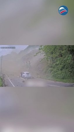 Водители чудом выжили во время камнепада