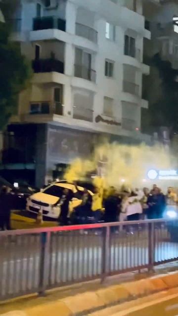 Турки взорвали дымовые шашки перед футболом Фенербах? смотреть онлайн