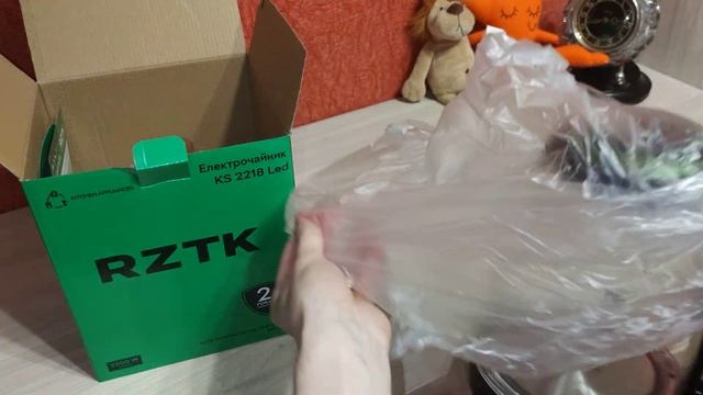Распаковка электрочайника RZTK KS 2218 Led с ROZETKA смотреть онлайн