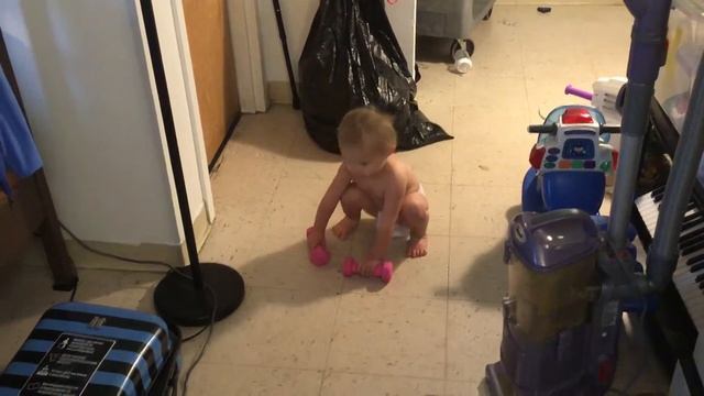 Алиса с гантелями смотреть онлайн