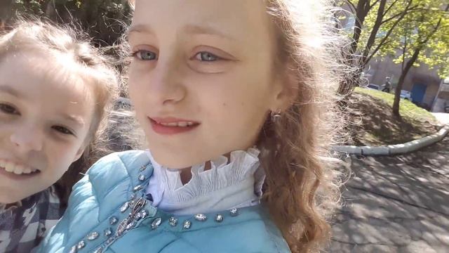 ВСЕ ВМЕСТЕ ГУЛЯЕМ ОКОЛО НАШЕЙ ШКОЛЫ!!!😋 смотреть онлайн