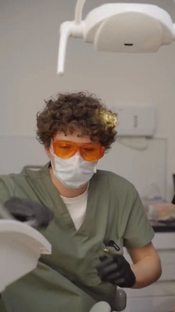 Наш танцующий врач: Лечение с улыбкой вместе с Astra Dental C смотреть онлайн