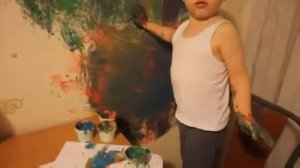 Ребенок рисует на стене машину