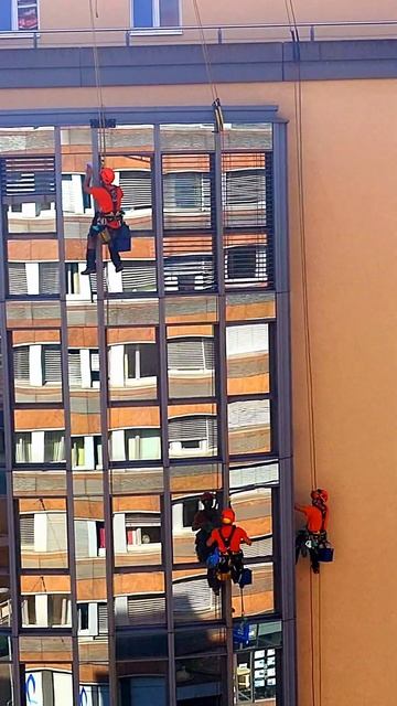 Сколько получают мойщики окон в Швейцарии? смотреть онлайн