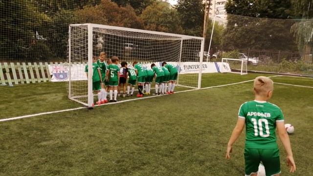 Те, кто не умеет набивать, стоят в воротах смотреть онлайн