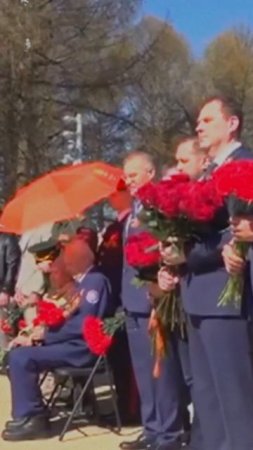 Ветер тихо, качает знамёна!