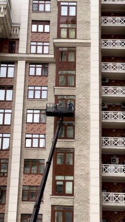 Так моют окна в ЖК "Триумф Палас". Высотки Москвы.