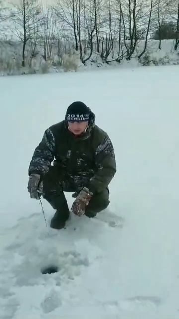 Лучше плохой день на рыбалке, чем хороший на работе #fish смотреть онлайн