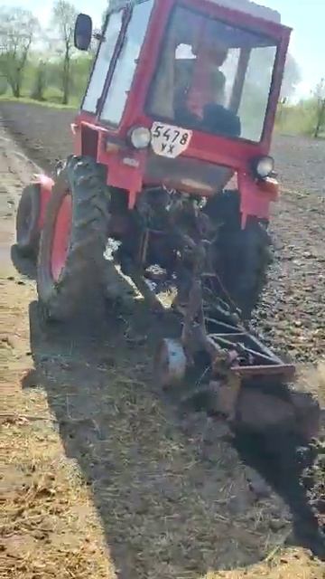 Т-25, оранка землі саморобним плугом смотреть онлайн